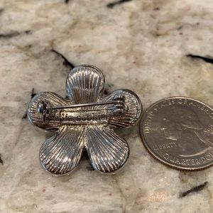 Lia Sophia Jewelry - ❤️ 5/$25 Lia Sophia pin flower mother of pearl Lia Sophia Jewelry - ❤️ 5/$25 Lia Sophia pin flower mother of pearl